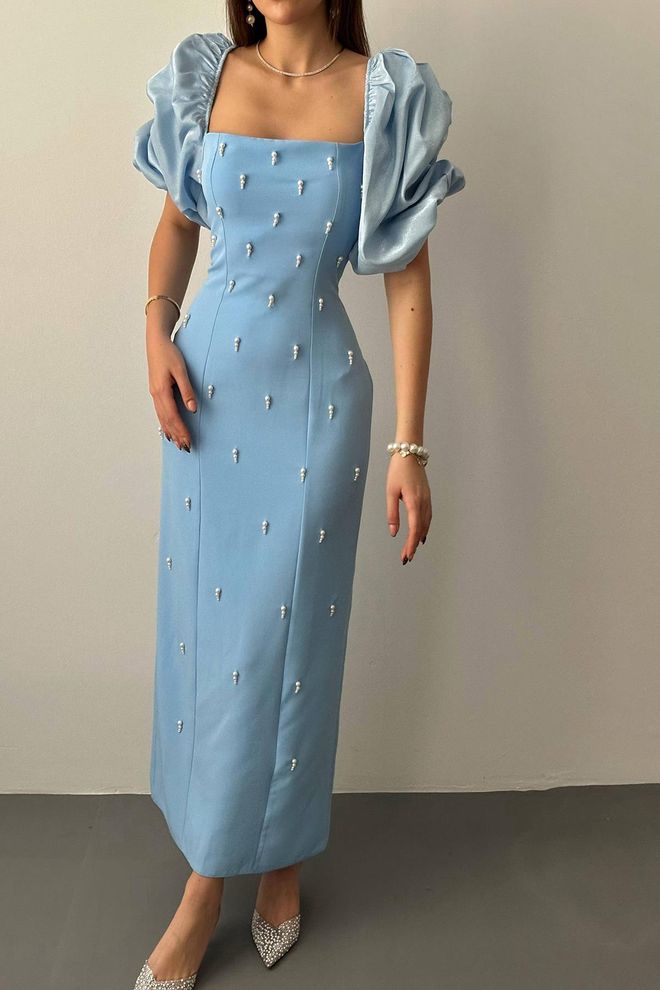 Robe bleue perlée