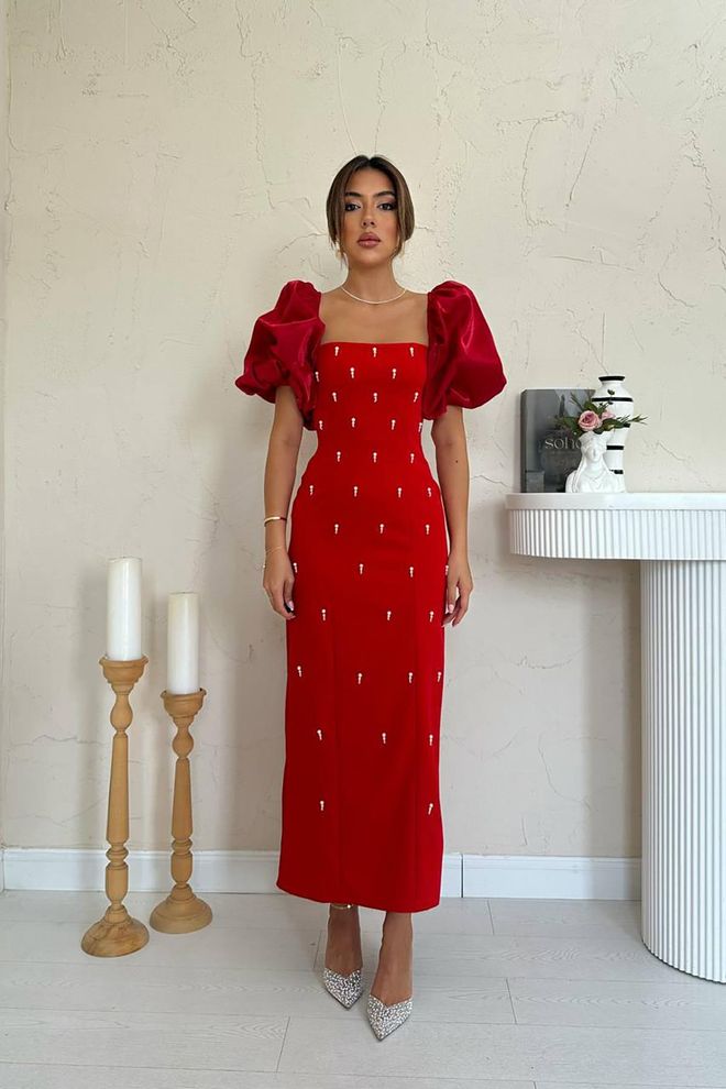 Robe rouge perlée