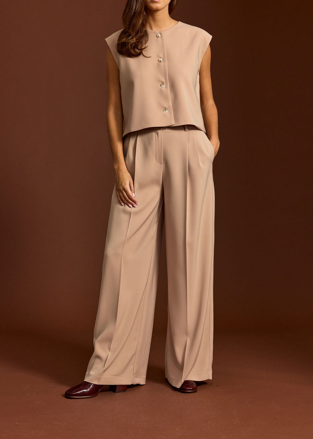 GILET COURT BIANCO CAMEL
178 €