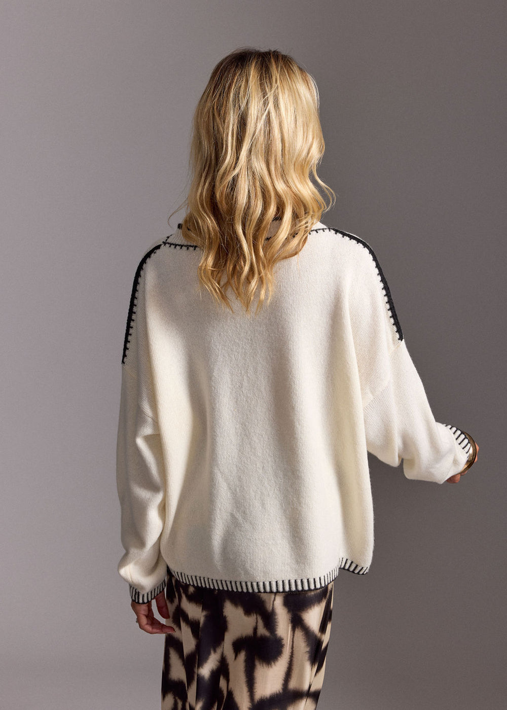 PULL COURT BRODÉ ULMA ECRU