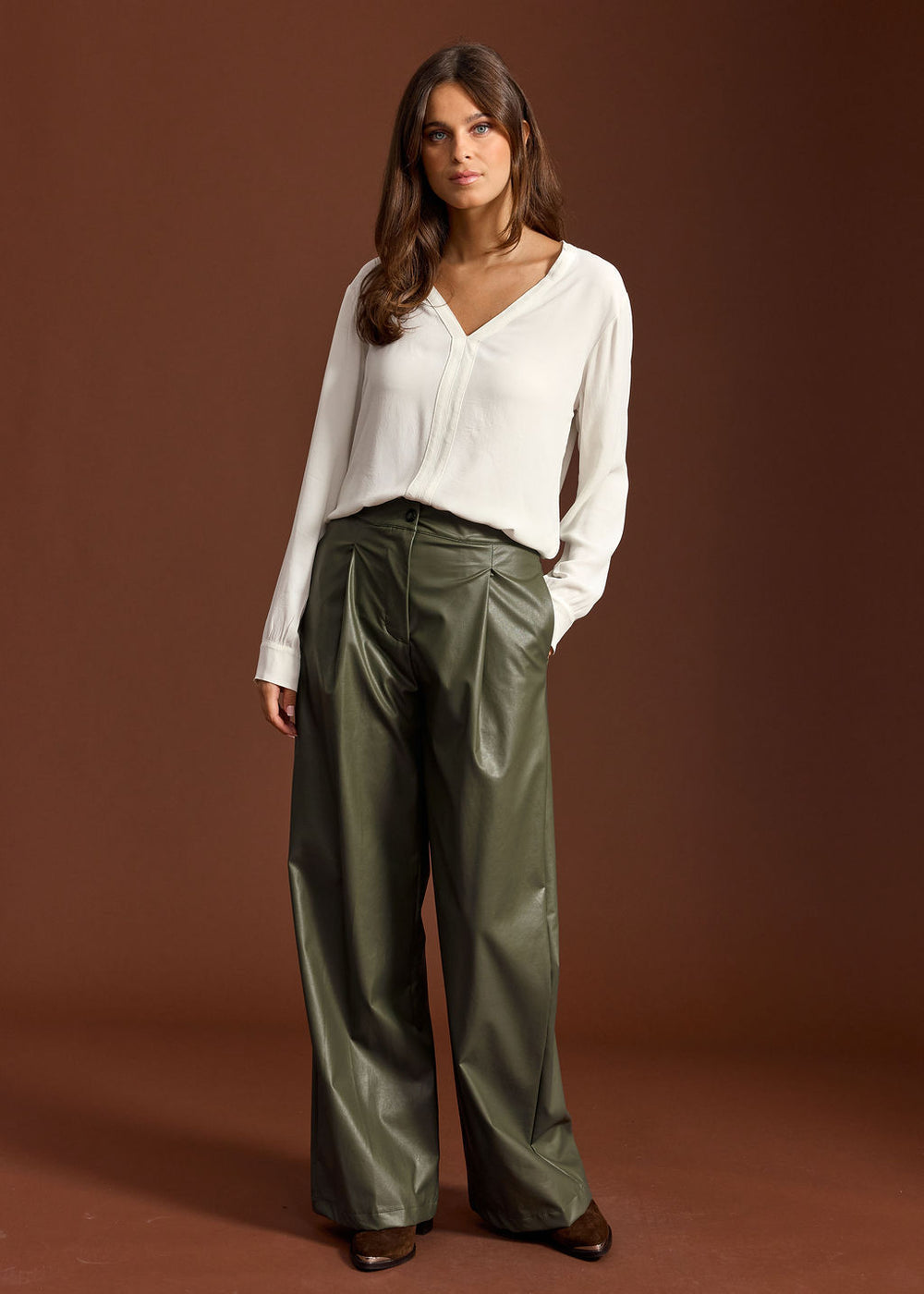 PANTALON FLUIDE EN FAUX CUIR MISHA VERT