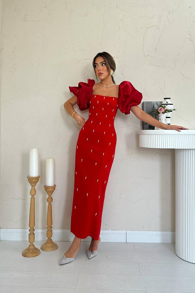 Robe rouge perlée