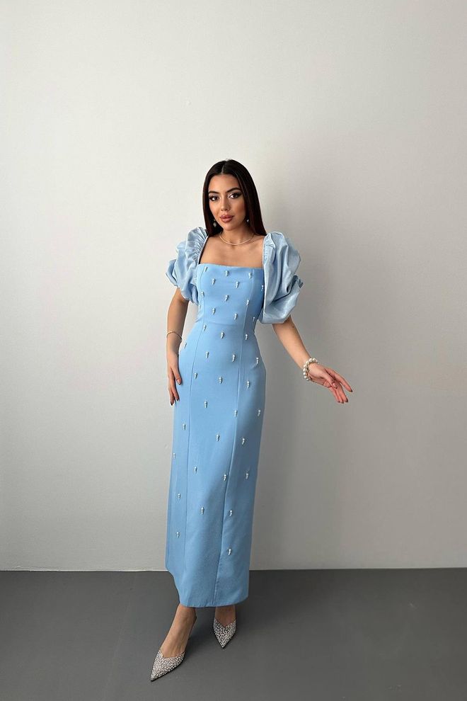 Robe bleue perlée