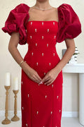 Robe rouge perlée