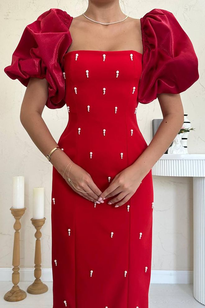 Robe rouge perlée