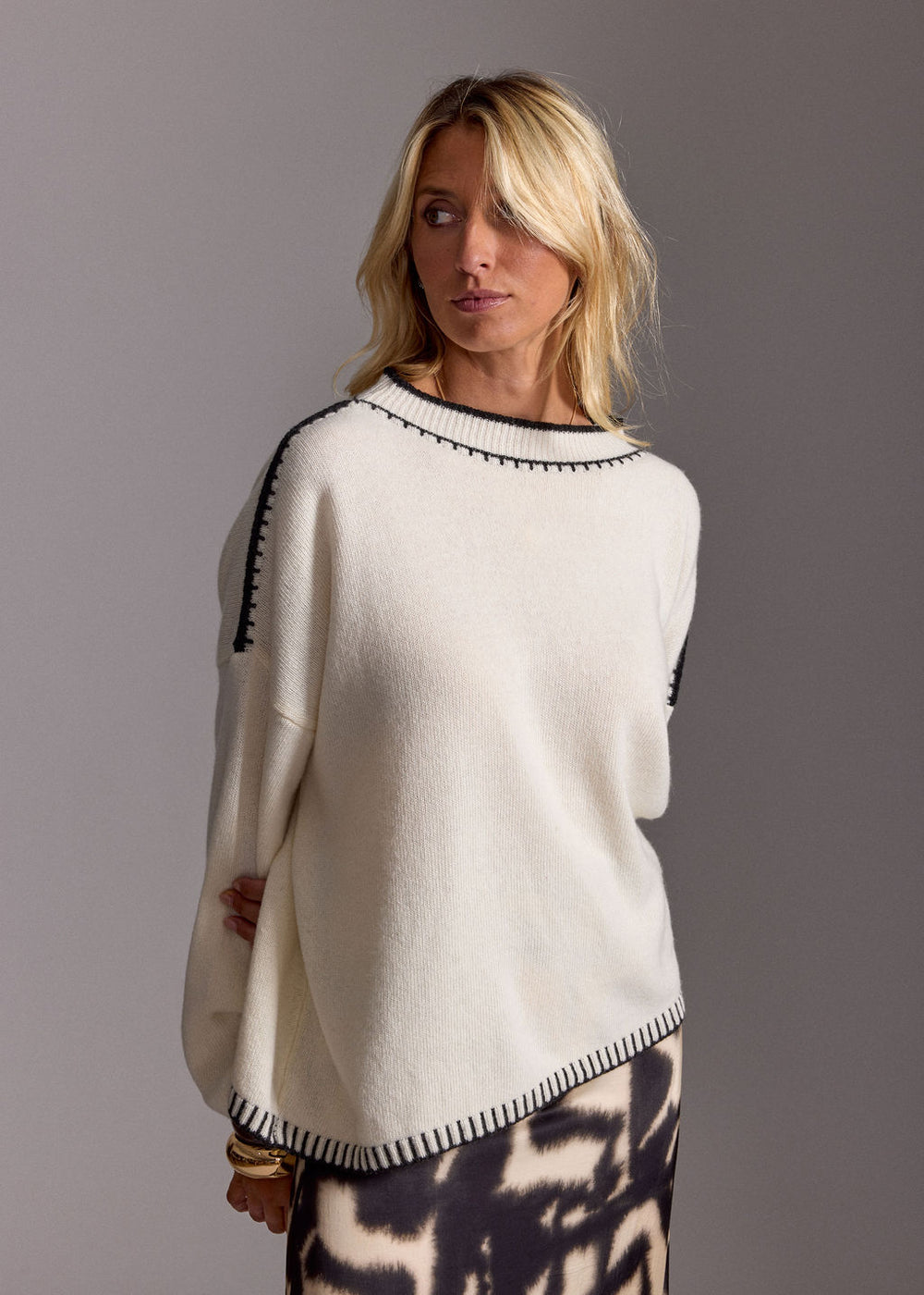 PULL COURT BRODÉ ULMA ECRU