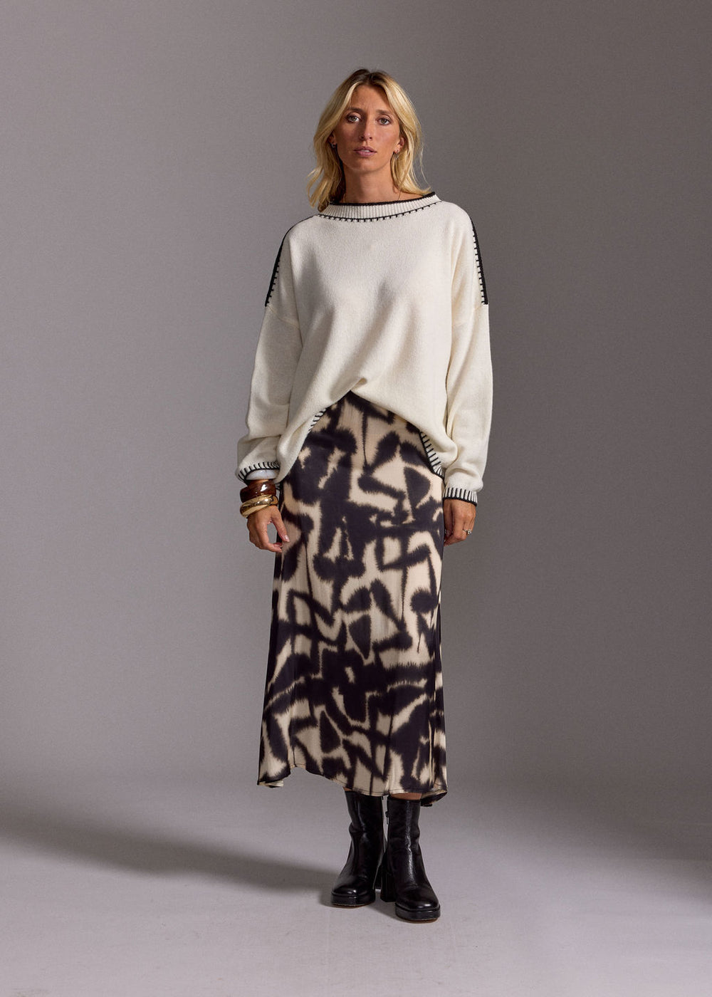 PULL COURT BRODÉ ULMA ECRU