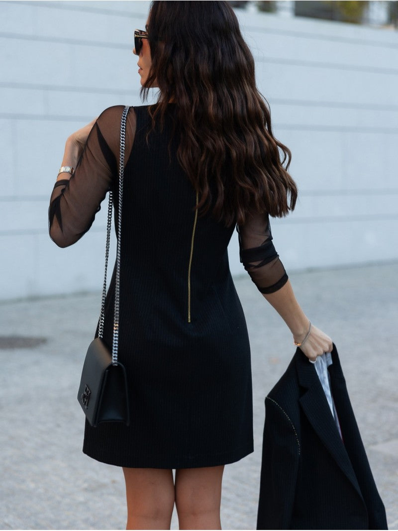 Robe rayée avec détails transparents.