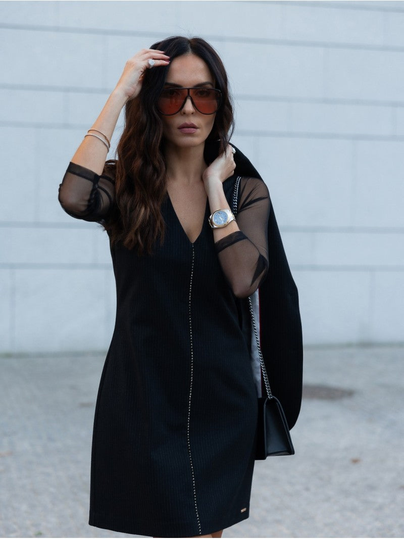 Robe rayée avec détails transparents.