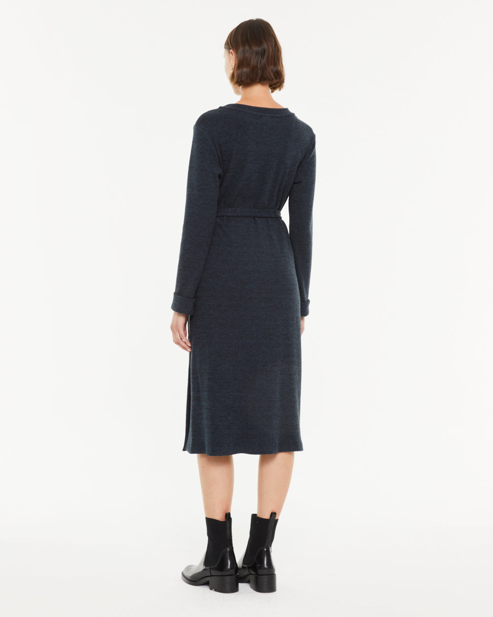 Robe en maille à manches longues avec col rond et ceinture