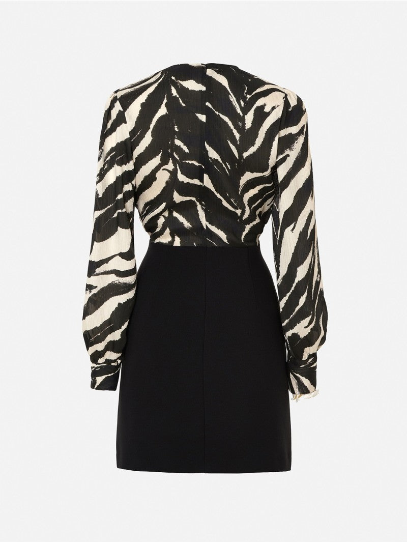 Robe courte estampée avec des mangas abalonadas