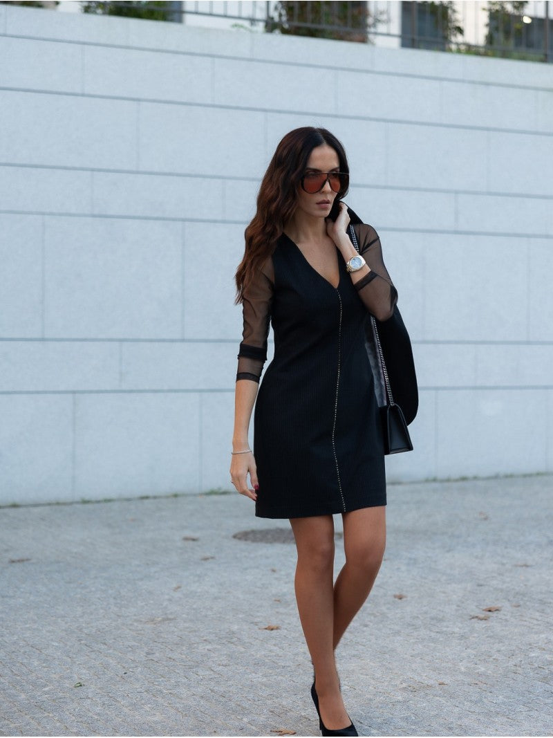 Robe rayée avec détails transparents.