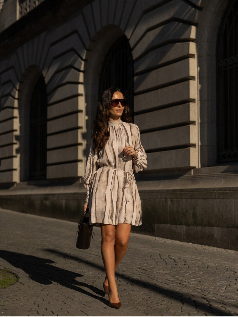Robe estampée avec effet de dentelle sans décote